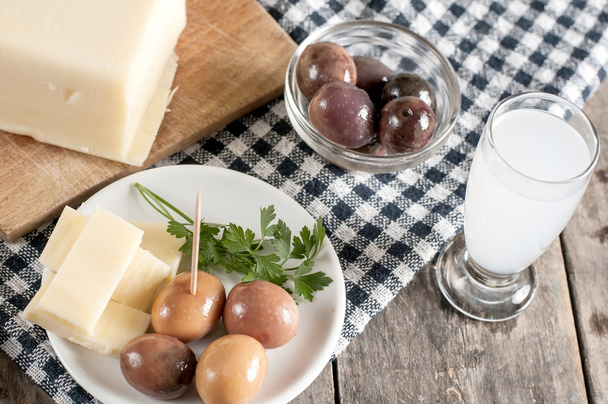 Deliziosi formaggi e olive in tavola
 - Foto, immagini