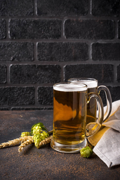 Кружки пива, хмеля и солода
 - Фото, изображение