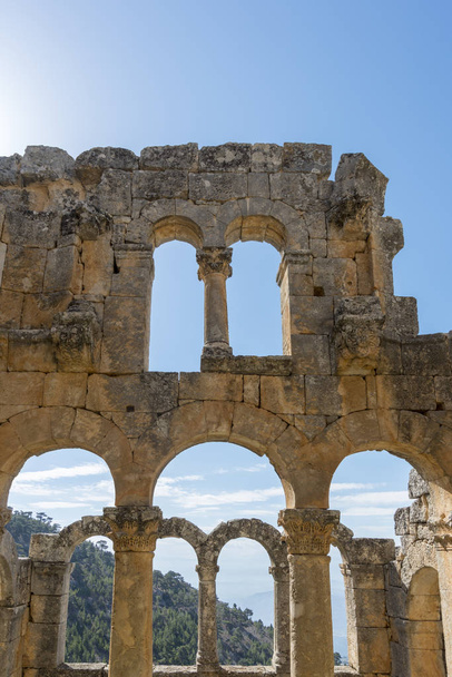 Klasztor Alahan to kompleks budynków z piątego wieku, położony w górach Isauria w południowej Azji Minor. Mut powiat Mersin Province, Turcja. - Zdjęcie, obraz