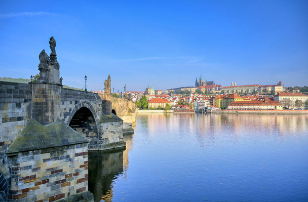Vue sur le pont Charles et la rivière Vltava jusqu'au château de Prague et à la cathédrale Saint-Vitas à Prague, République tchèque
. - Photo, image