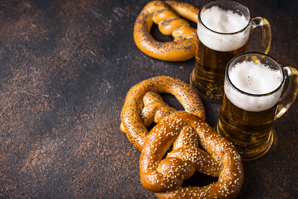 Bier en pretzels. Oktoberfest-concept - Foto, afbeelding