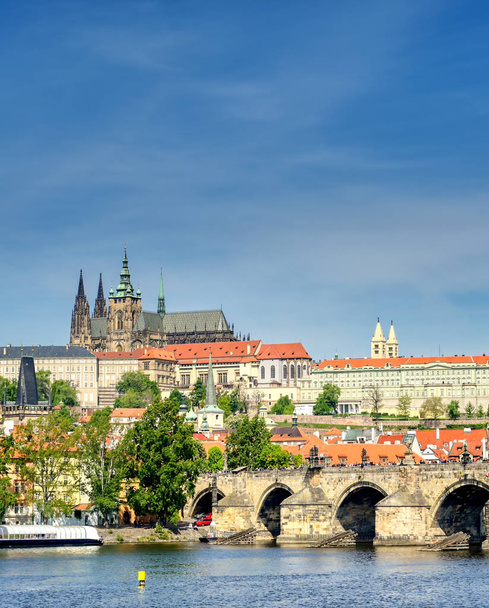 Charles Köprüsü ve Vltava Nehri'nden Prag Kalesi'ne ve Çek Cumhuriyeti'nin Prag şehrindeki St. Vitas Katedrali'ne bir manzara. - Fotoğraf, Görsel
