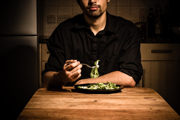 Man at home having dinner - Valokuva, kuva