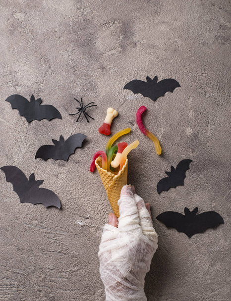Halloween tausta muumio käsi
 - Valokuva, kuva