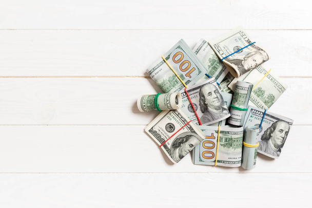 100 dolarlık banknotlar birçok Stack. Kopya alanı ile renkli arka plan üst wiev izole - Fotoğraf, Görsel
