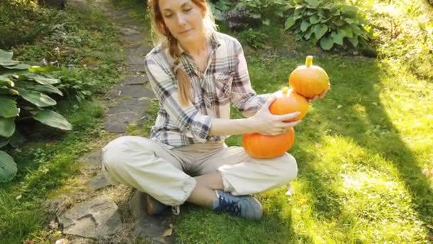 Красива жінка в саду з гарбузами
 - Кадри, відео