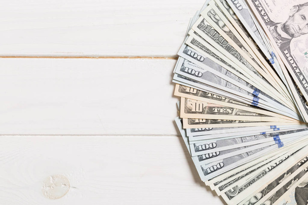 Un ventilateur de devise de cent dollars de près, vue de dessus du concept d'affaires sur fond coloré avec l'espace de copie
 - Photo, image