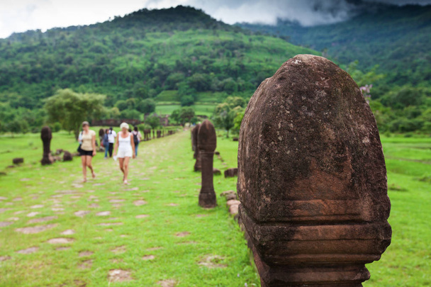 Старинные скульптурные колонны из песчаника в Ват-Фу, Южный Лаос
. - Фото, изображение