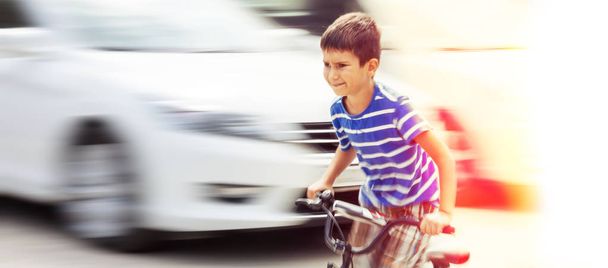 Vaarallinen kaupunkiliikenteen tilanne pojan kanssa polkupyörällä
 - Valokuva, kuva