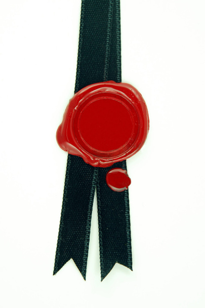 czerwonym woskiem uszczelnienia czarną wstążką - Zdjęcie, obraz