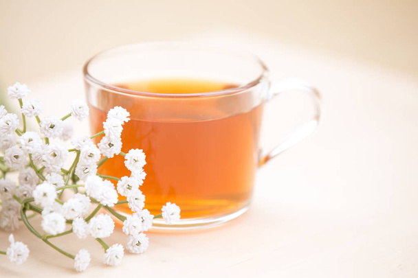 Őszi tea. Marigolds és teáscsésze őszi háttér  - Fotó, kép