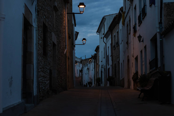 vista de rua de uma cidade na Espanha
 - Foto, Imagem