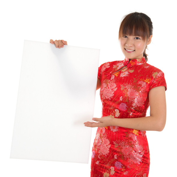 Chinesisches Cheongsam-Mädchen mit weißer Blanko-Karte - Foto, Bild