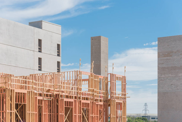 Construcción de edificios de condominios con garaje y ascensor de varios niveles cerca de Dallas, Texas, EE.UU.
 - Foto, Imagen