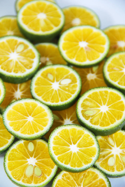 okrągłe plastry z naturalnych świeżych mandarynki, pomarańcze, cytryna, limonka z zieloną skórką - Zdjęcie, obraz