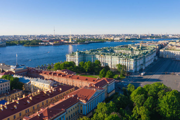 Vista aérea paisagem urbana do centro da cidade, Praça do Palácio, Museu Hermitage Estadual (Palácio de Inverno), Rio Neva. skyline São Petersburgo
. - Foto, Imagem