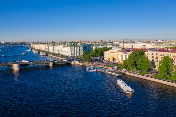 Εναέριο θέα στο αστικό τοπίο του κέντρου της πόλης, πλατεία παλατιού, Κρατικό Μουσείο του ερημικού Μουσείου (χειμερινό παλάτι), ποταμός Νεβά. Στον ορίζοντα της Αγίας Πετρούπολης. SPB, Ρωσία - Φωτογραφία, εικόνα