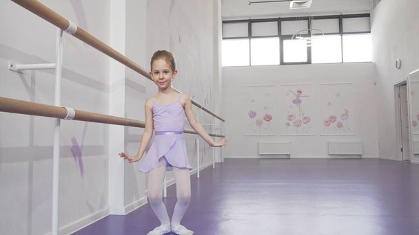 Preciosa bailarina practicando su baile en la escuela de ballet
 - Foto, Imagen