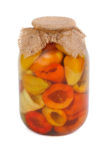 Pimenta doce enlatada em um frasco de vidro isolado no fundo branco
 - Foto, Imagem