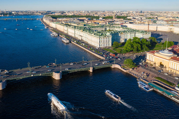 Εναέριο θέα στο αστικό τοπίο του κέντρου της πόλης, πλατεία παλατιού, Κρατικό Μουσείο του ερημικού Μουσείου (χειμερινό παλάτι), ποταμός Νεβά. Ο ορίζοντας της Αγίας Πετρούπολης. - Φωτογραφία, εικόνα