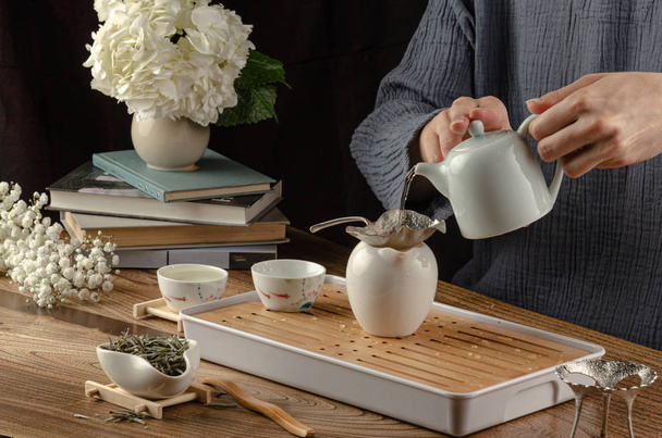 stolik herbaciany z przyrządami filiżanek i zielonej herbaty - Zdjęcie, obraz