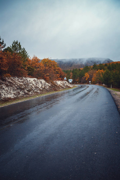Gyönyörű színes íves őszi ősz út a hegyekben Crimea, Ukrajna - Fotó, kép