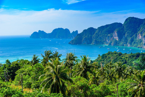 Koh Phi Phi Don, Mirador - Bahía del Paraíso con playas blancas. Vista desde la cima de la isla tropical sobre Tonsai Village, Ao Tonsai, Ao Dalum. Provincia de Krabi, Tailandia
. - Foto, Imagen
