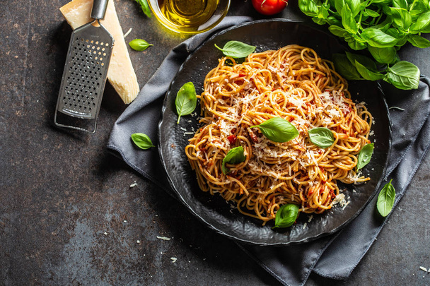 Pasta spaghetti toamto et sauce bolognaise à l'huile d'olive parmesan et basilic
 - Photo, image