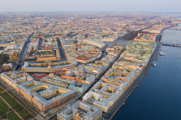 Vista aérea paisagem urbana do centro da cidade, Praça do Palácio, Museu Hermitage Estadual (Palácio de Inverno), Rio Neva. skyline São Petersburgo
 - Foto, Imagem