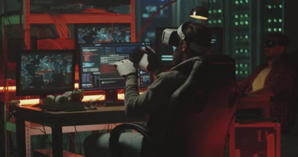 Χάκερ που χρησιμοποιούν ακουστικά VR και γάντια - Πλάνα, βίντεο