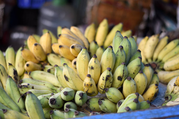 Banana Frutta in vendita sul mercato Patuli Floating Market, Kolkata, India
. - Foto, immagini