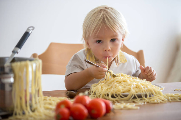 Niño pequeño, niño pequeño, comiendo espaguetis para el almuerzo y m
 - Foto, imagen