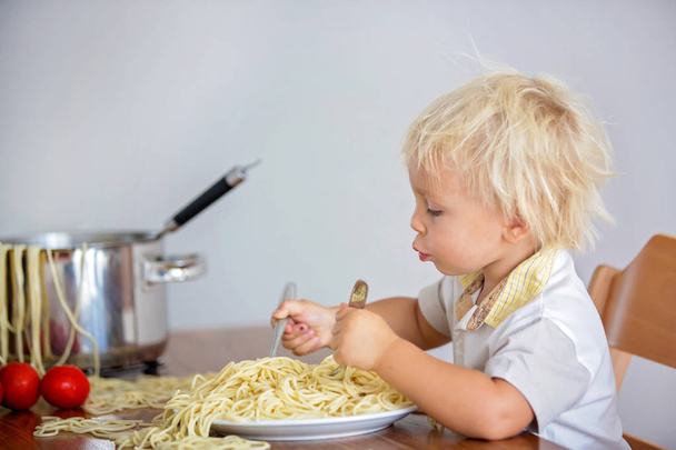 Little Baby Boy, dziecko maluch, jedzenie spaghetti na obiad i m - Zdjęcie, obraz