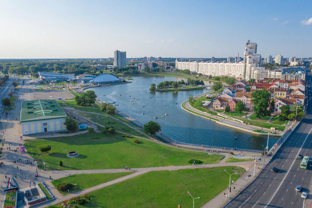 Vista aérea, paisagem urbana de Minsk, Bielorrússia. Temporada de verão, pôr do sol
  - Foto, Imagem