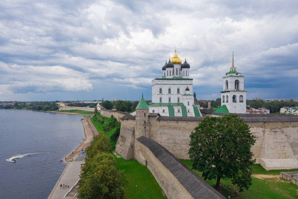 Río Velikaya. Vista del Kremlin de Pskov y la Catedral de la Trinidad - Foto, imagen