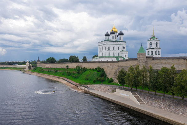 Řeka Velikaya. Pohled na Pskovskou Kreml a Trojici - Fotografie, Obrázek