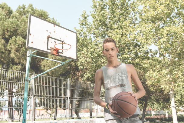 Kosárlabdázó fiatalember. - Fotó, kép