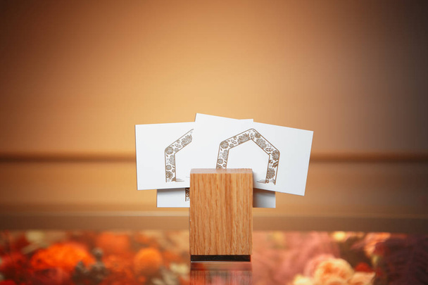 table en verre avec cartes postales dans support en bois
 - Photo, image