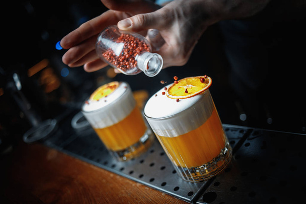 barman préparant des cocktails acides au bar
 - Photo, image