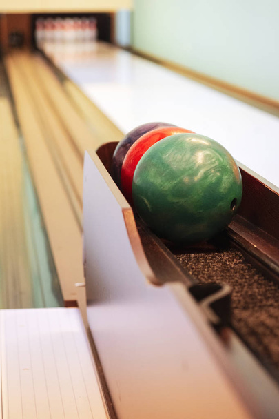 Gros plan boules de bowling colorées sur la piste de bowling. Jeu et F
 - Photo, image