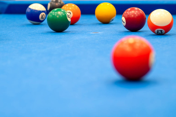 Красочные бильярдные шары на голубом столе, бильярдная игра и веселье
 - Фото, изображение