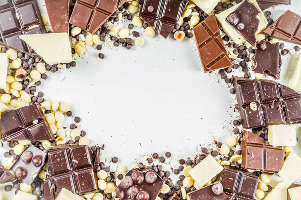 Kırık koyu, sütlü ve beyaz çikolata parçaları - Fotoğraf, Görsel