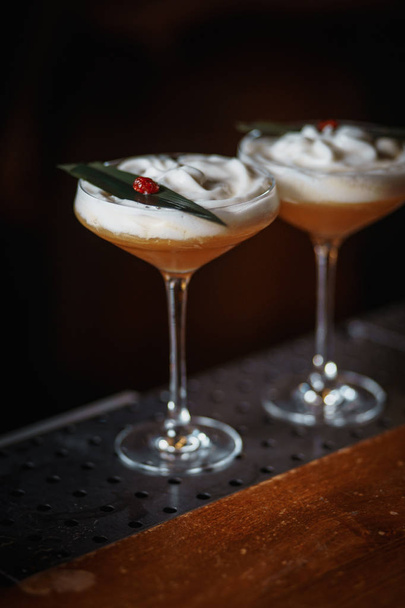 glazen zure cocktails op Bar, close-up shot - Foto, afbeelding