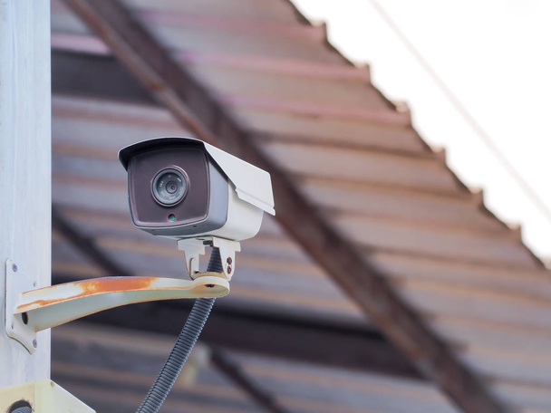 CCTV камеры безопасности на старой стене, с места вашего текста (безопасность, безопасность, технологии
) - Фото, изображение