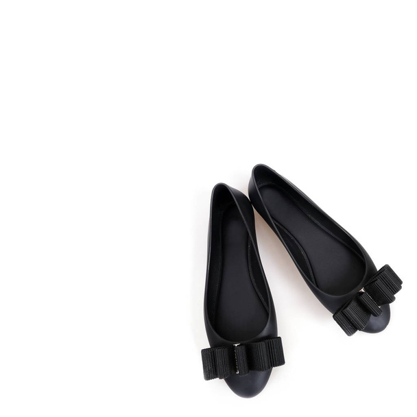 Зручне красиве чорне взуття на низьких підборах ізольоване на білому тлі
 - Фото, зображення