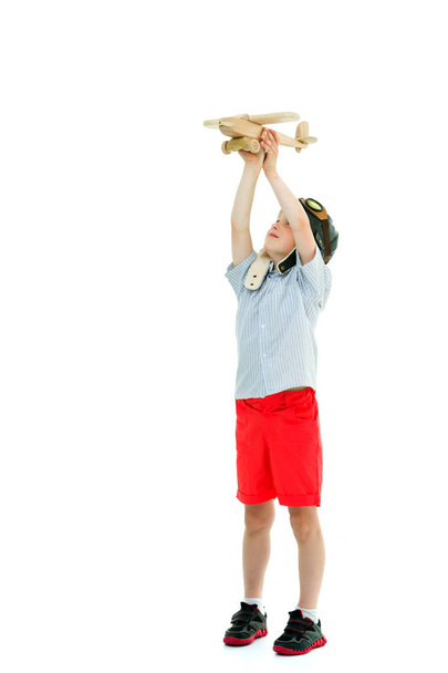 Malý chlapec hraje s dřevěným letadlem - Fotografie, Obrázek