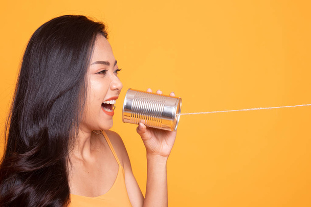 Young Asian woman shout with tin can phone. - Foto, Imagem