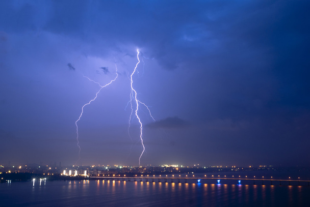 Blick auf einen Blitz über der Stadt in der Nacht - Foto, Bild