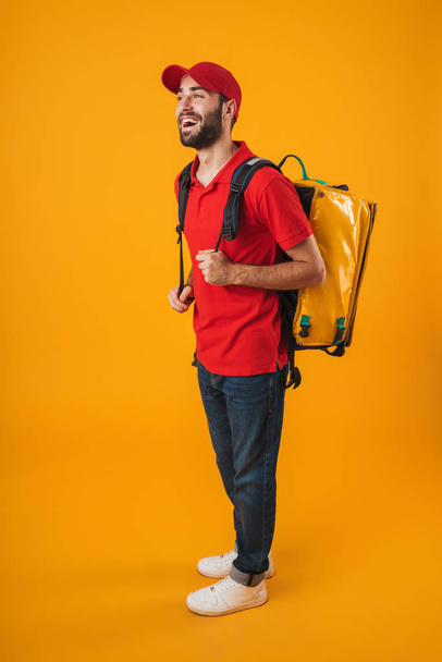 Imagen del repartidor sonriente en uniforme rojo llevando mochila w
 - Foto, imagen