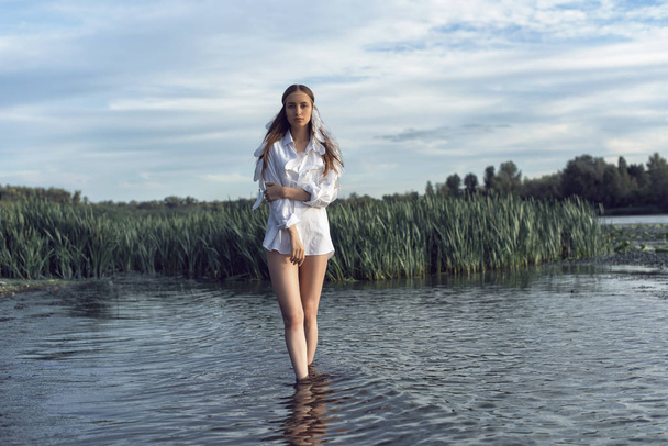 Summer photo shoot near the river bank - Foto, Imagen